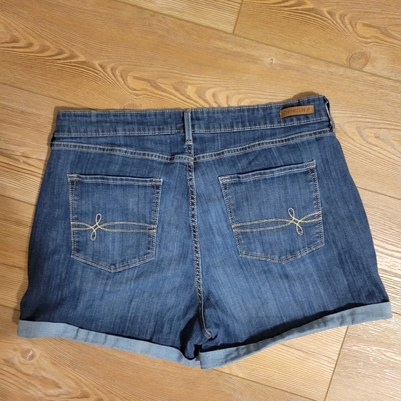 Levi Strauss Denizin Blue Jean Shorts Size 18 - Picture 4 of 5
